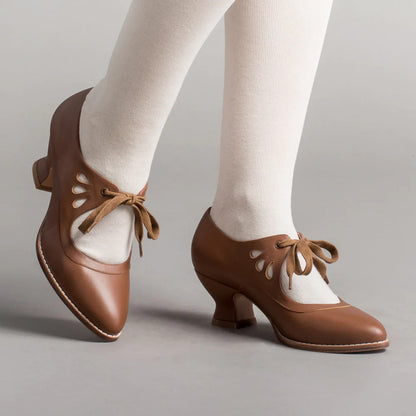 VITTORIA | Retro Hakken met Elegante Veters